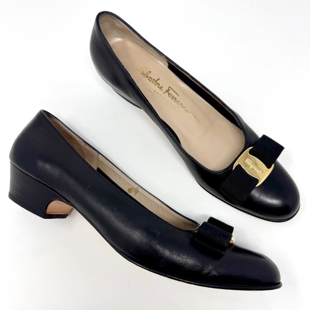 Gorgeous Iconic Salvatore Ferragamo Bow Pump. Very good condition made in Italy.